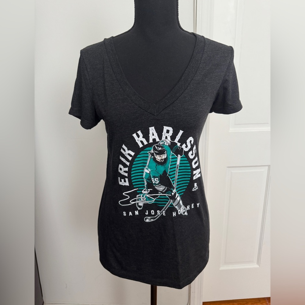 Black Erik Karlsson San Jose Sharks Hockey T-Shirt. V-Neck, size M